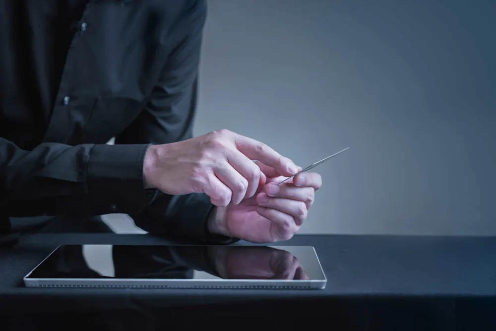 Ομάδα που εξετάζει έγγραφα γύρω από ένα laptop
